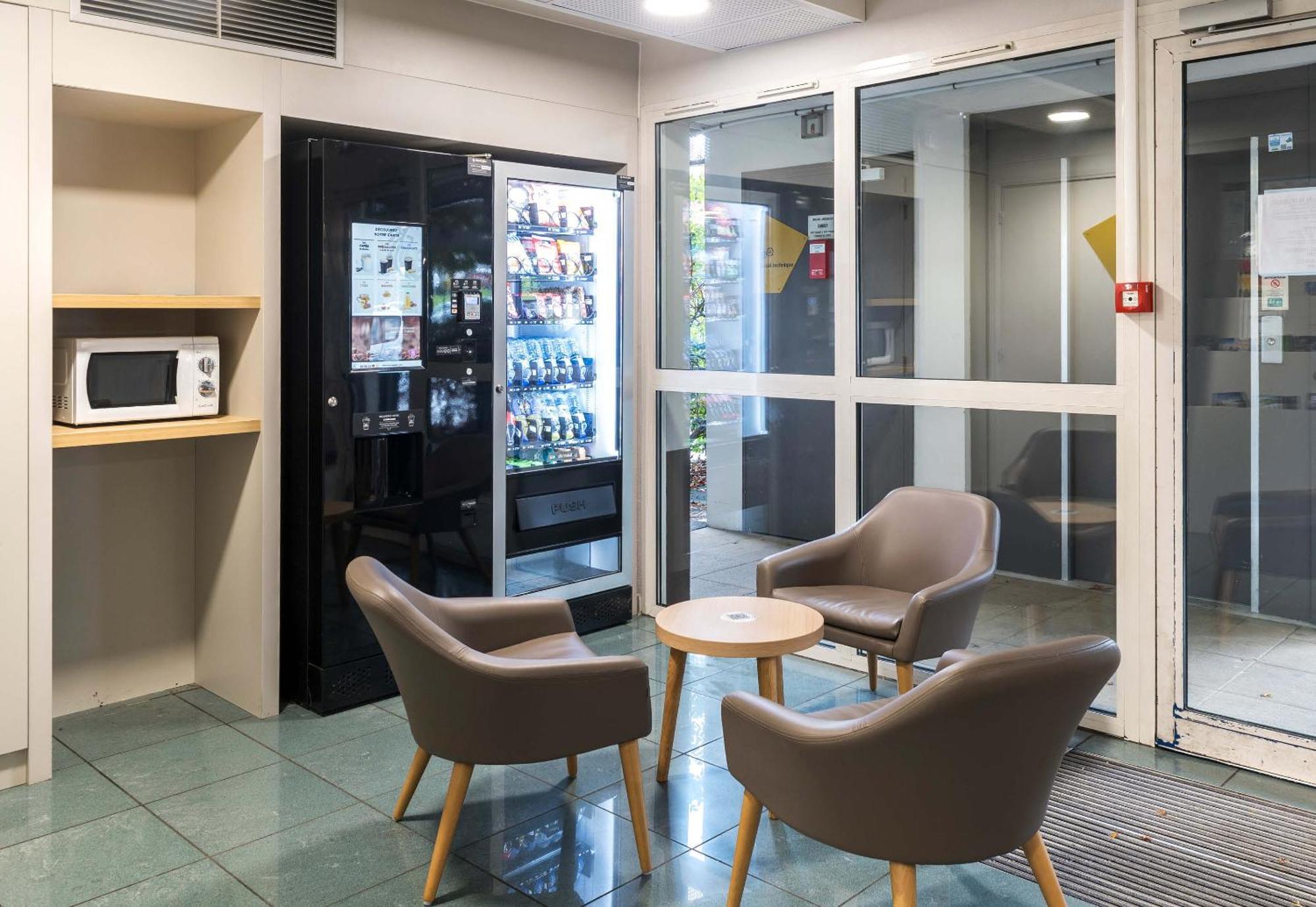 B&B Hotel Laval Change Экстерьер фото