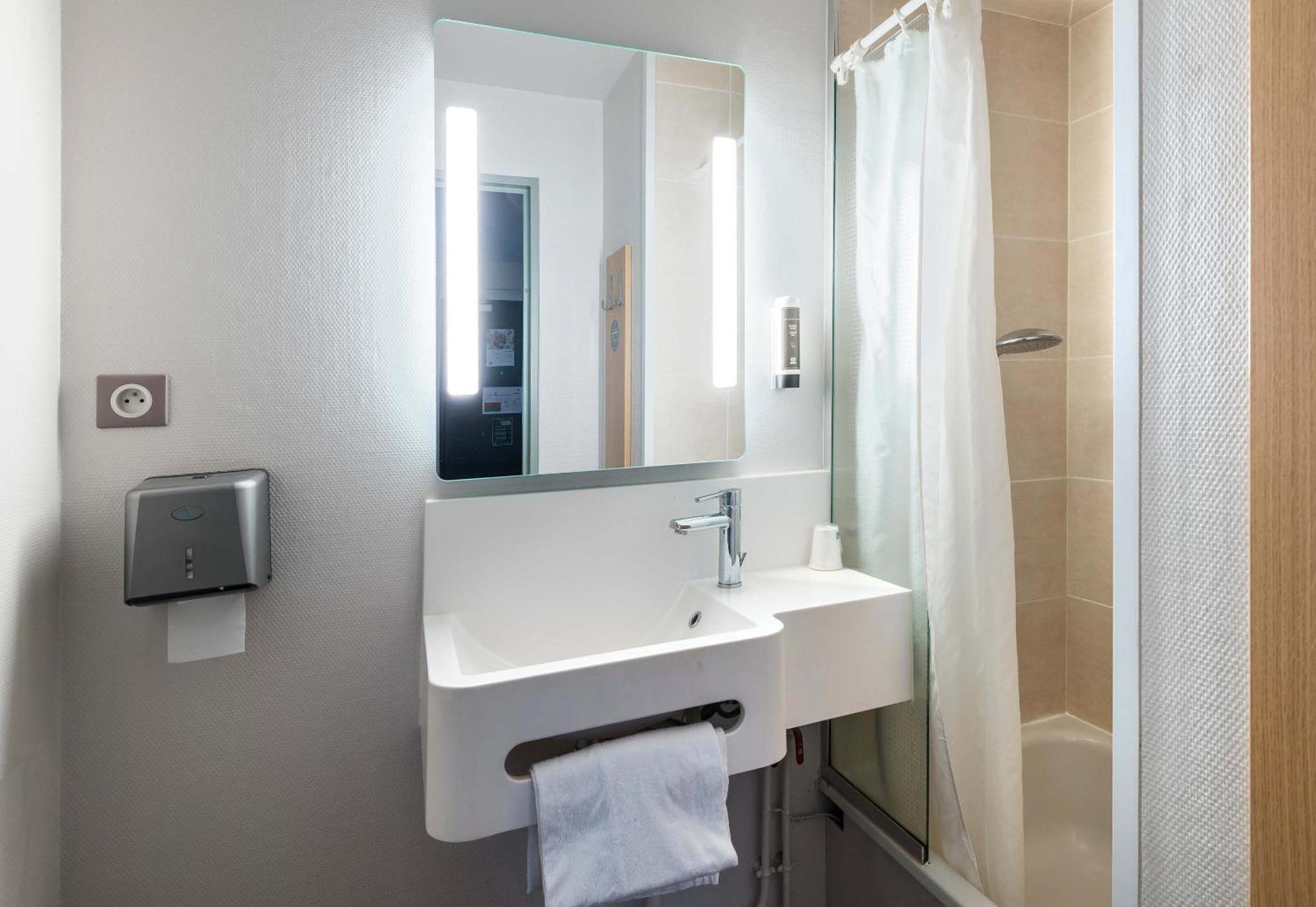 B&B Hotel Laval Change Экстерьер фото