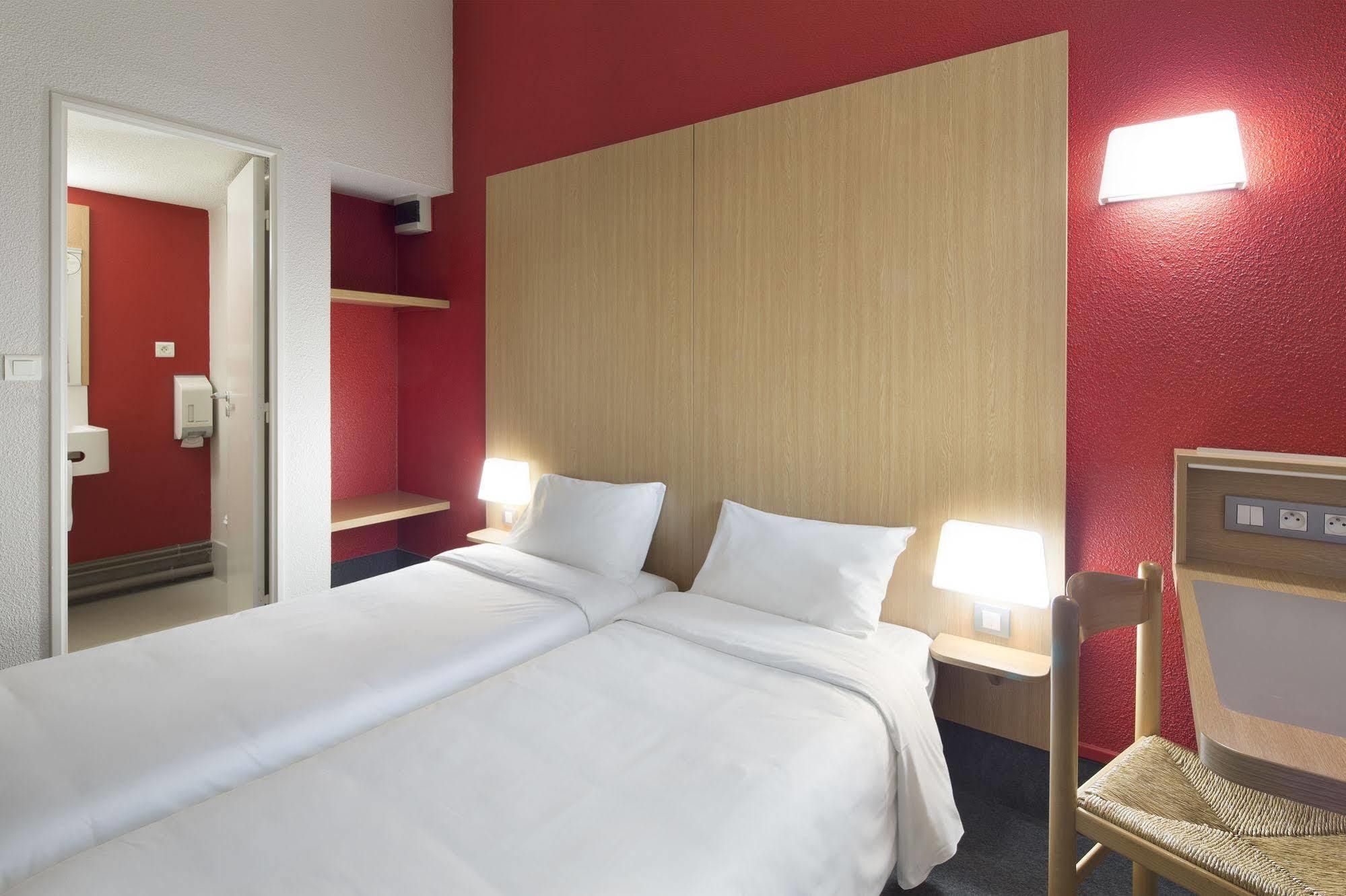 B&B Hotel Laval Change Экстерьер фото