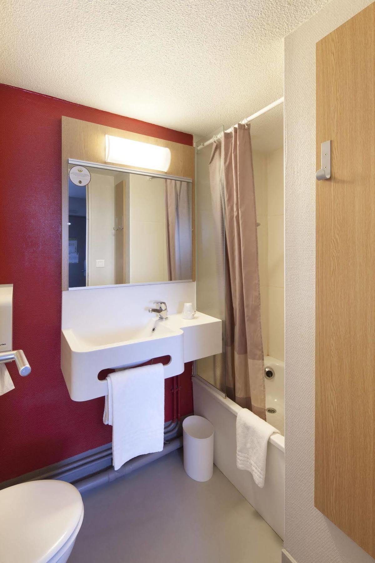 B&B Hotel Laval Change Экстерьер фото